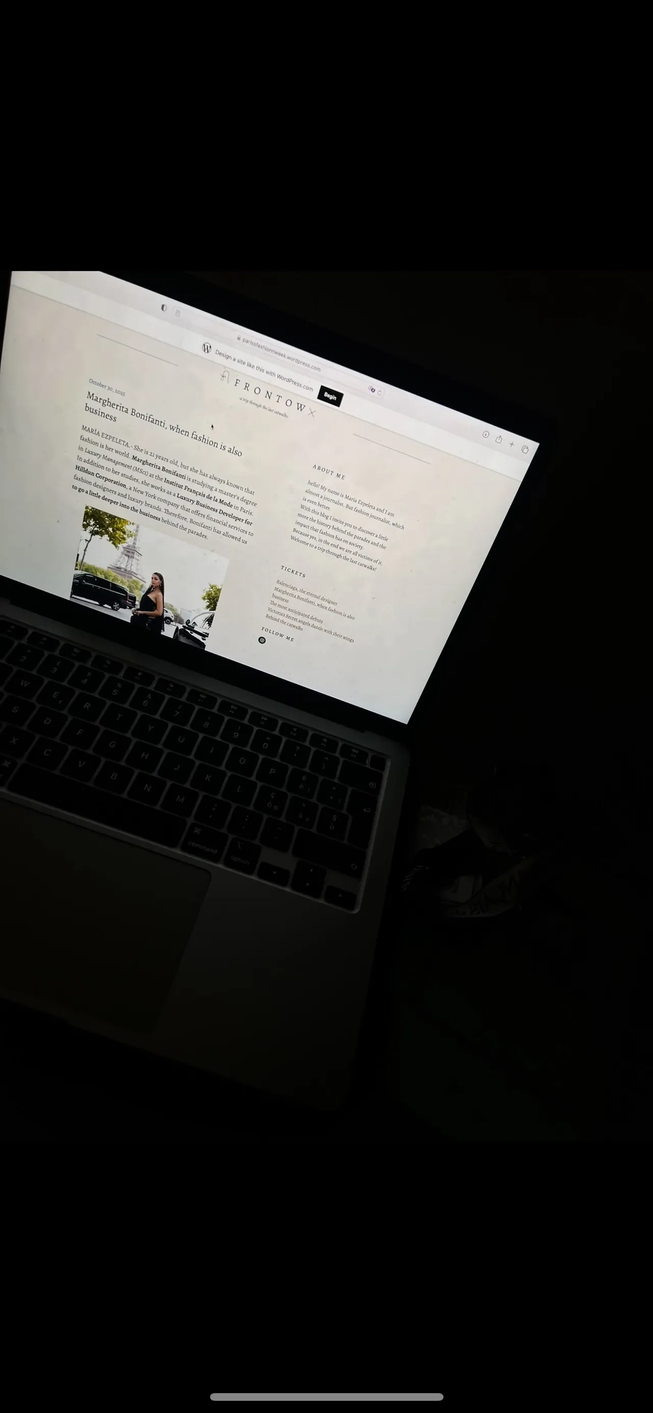 Un ordinateur portable allumé dans le noir, ouvert sur une page web
