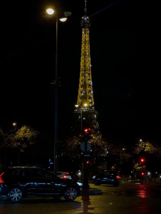 La tour Eiffel illuminée d’or la nuit