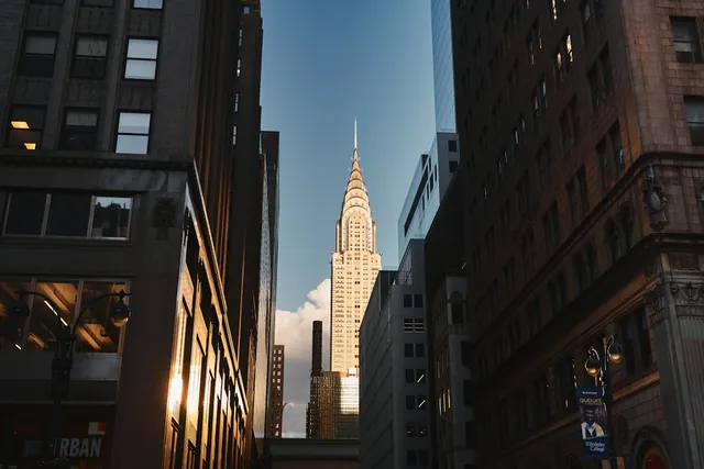 Le Chrysler Building entre les tours de Manhattan