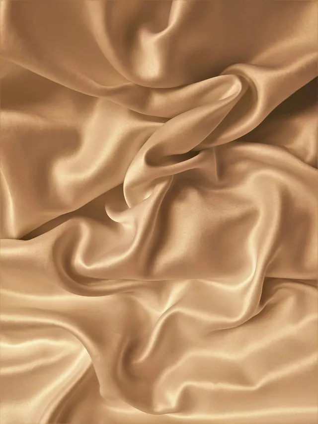 Satin doré aux plis souples